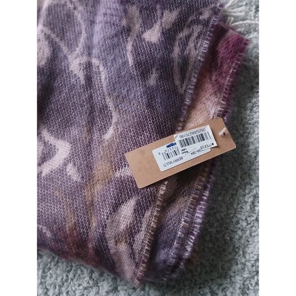 Steve Madden Women's Rose Jacquard Blanket Scarf Wrap Neckerchief XL 80"x20" NWT - Picture 4 of 5